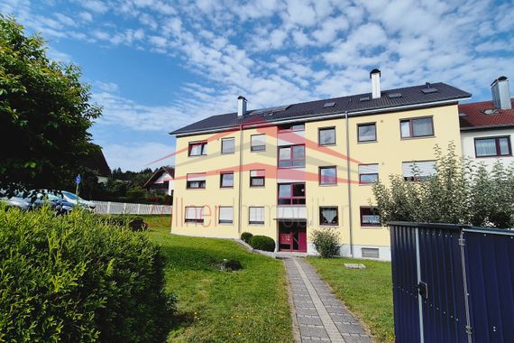 Möblierte 4 Zimmerwohnung mit Aussicht ins Grüne und Wintergarten